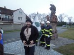 Hroch to tu má (nejen) dnes na svědomí, hasiči a Jan Nepomucký (ze předu do zadu)